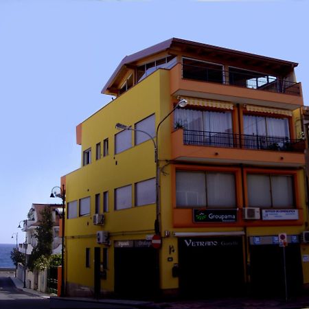 Pozzo Lazzaro Apartments 圣泰雷萨迪里瓦 外观 照片
