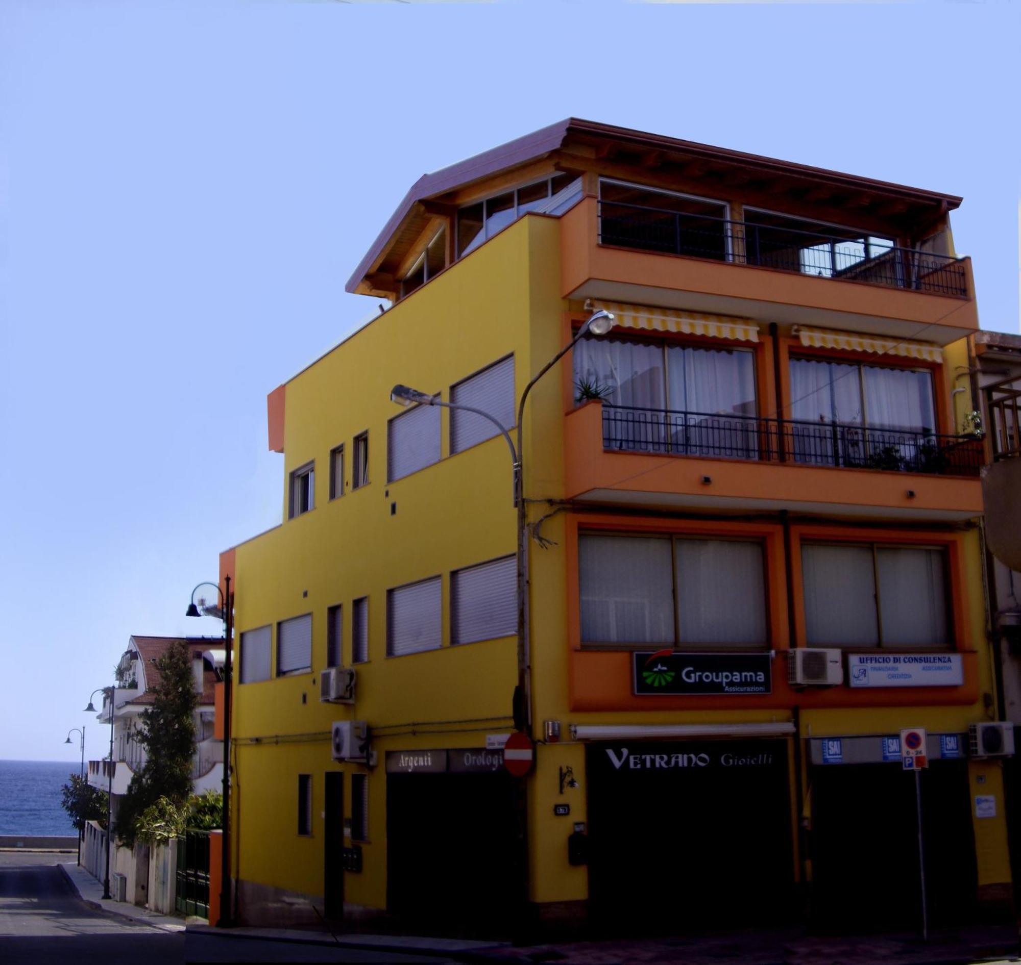 Pozzo Lazzaro Apartments 圣泰雷萨迪里瓦 外观 照片